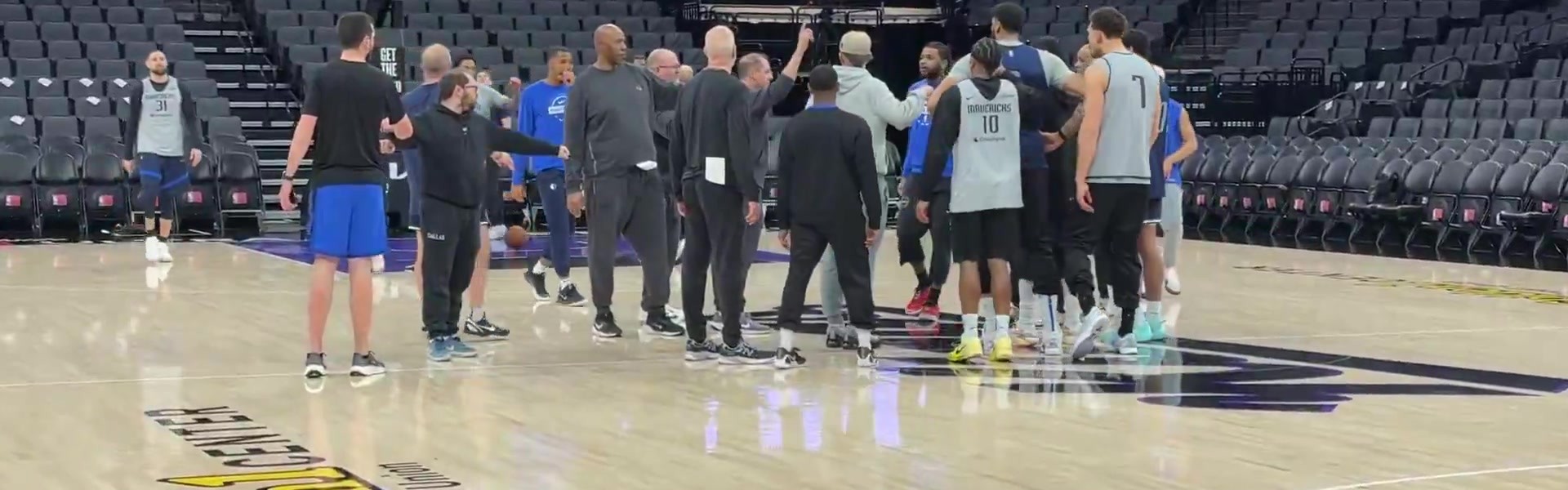 b体育-传奇控卫对决😃独行侠训练结束后 欧文和基德进行了一波攻防