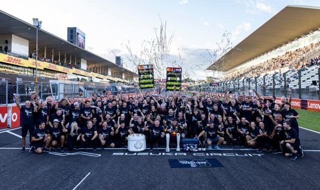 b体育登录入口-维斯塔潘笑傲铃木赛道 红牛车队加冕F1“六冠王”