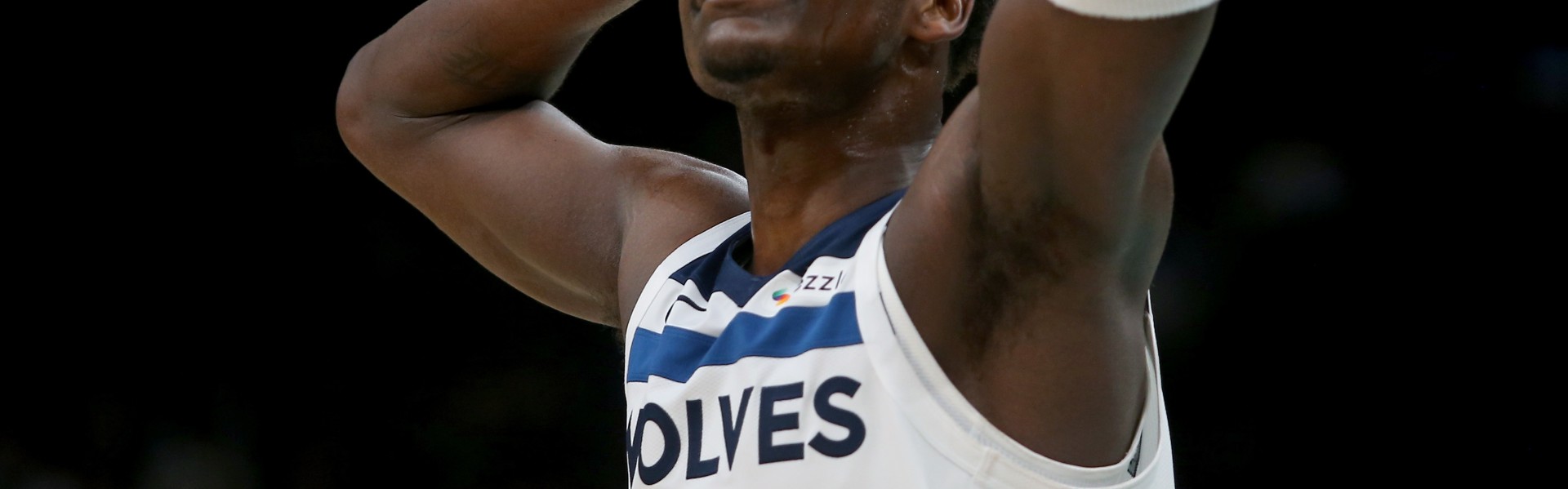 b体育官网-爱德华兹：我不太喜欢打快 但跟着道苏姆他们出战时 我只能跟着跑